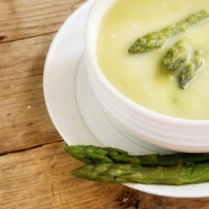 Frische Spargelcremesuppe