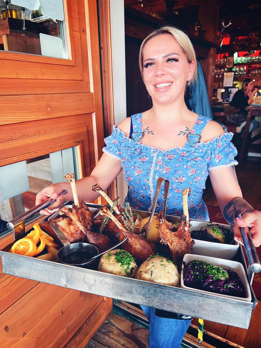 Du betrachtest gerade ?WEIHNACHTSGANS NUR AM 24.12.24?Jetzt bestellen & bezahlen!